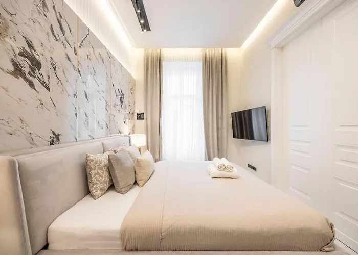 Luxurious High-End Central Grand Residence Next To The Basilica